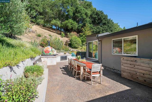 10 ICHABOD LANE, Orinda CA: https://media.crmls.org/mediaz/28543472-97bd-46ed-9cd5-cbf589c61e5a.jpg