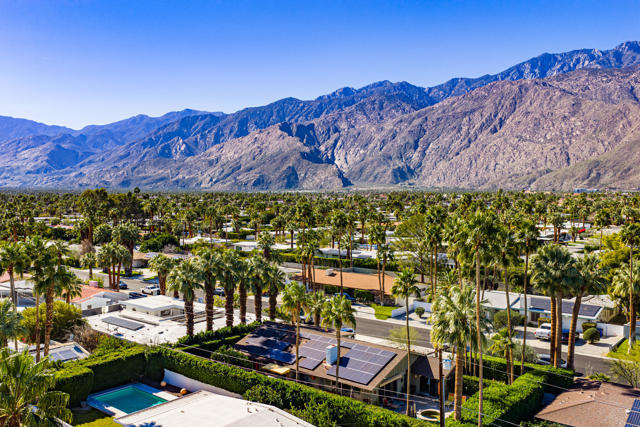 444 N Burton Way, Palm Springs CA: https://media.crmls.org/mediaz/2854579d-9a41-45cc-a16f-c837b9ffd81a.jpg