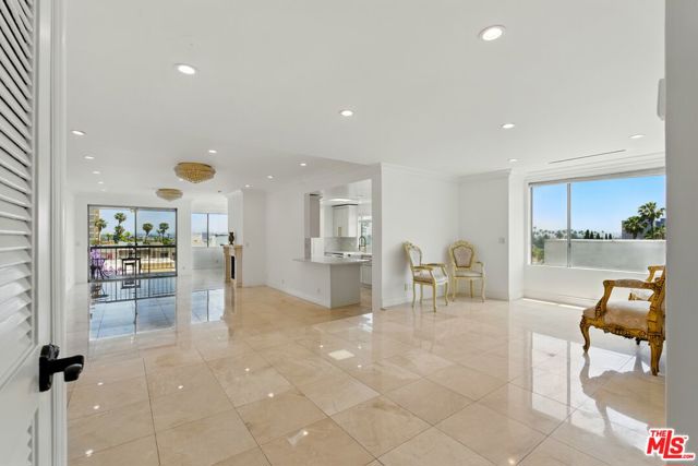 321 N Oakhurst Drive, Beverly Hills CA: https://media.crmls.org/mediaz/2854fee1-931d-4cb6-af92-769ae0e5b031.jpg