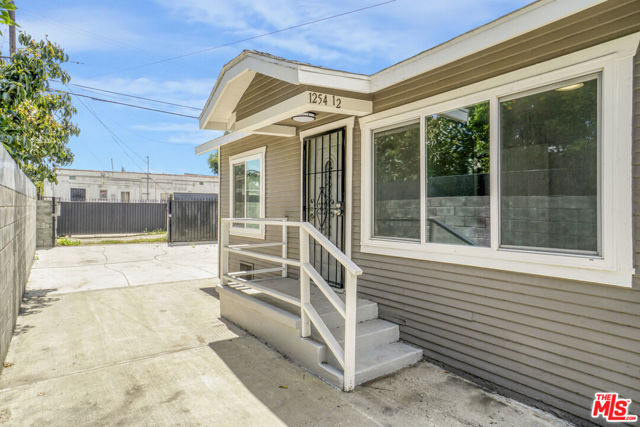 1256 Exposition Boulevard, Los Angeles CA: https://media.crmls.org/mediaz/2855403b-2ecd-4e86-8cef-03625603e5d4.jpg