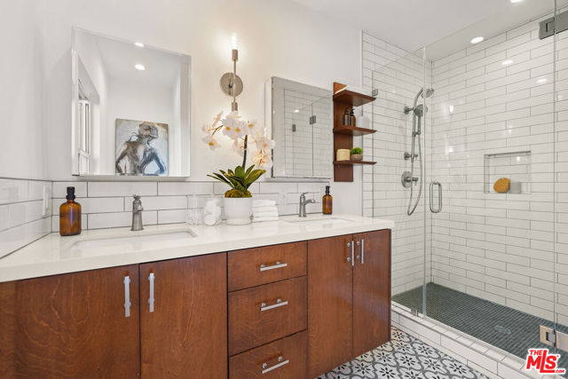 2212 Navy Street, Santa Monica CA: https://media.crmls.org/mediaz/28559e8d-3823-454f-9fe8-e76676994983.jpg