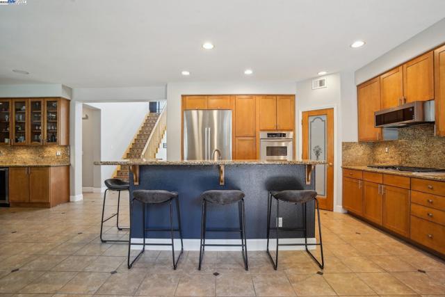 320 Oaks Bridge Pl, Pleasanton CA: https://media.crmls.org/mediaz/28563d04-98fa-4fd1-b6f9-a761877ca6c8.jpg