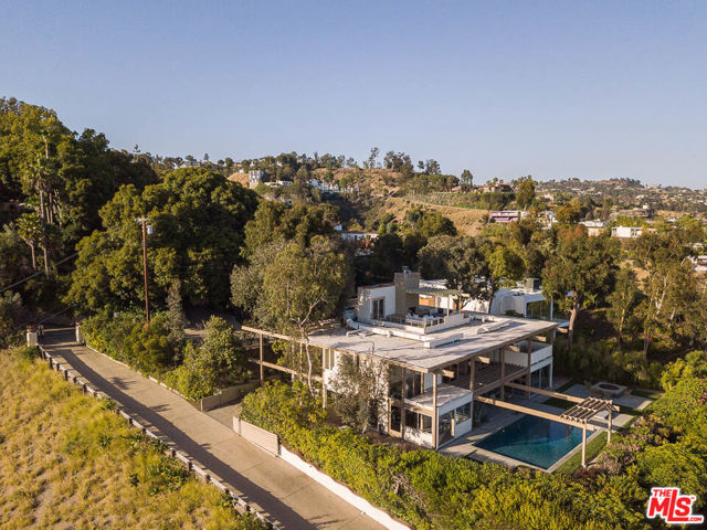 9892 BEVERLY GROVE Drive, Beverly Hills CA: https://media.crmls.org/mediaz/285655cf-fdbf-4cbe-b74f-76c77c2940b6.jpg