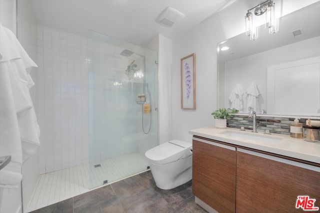 310 Washington Boulevard, Marina del Rey CA: https://media.crmls.org/mediaz/2856cb1d-540c-45ab-9116-6cc15fbb633a.jpg