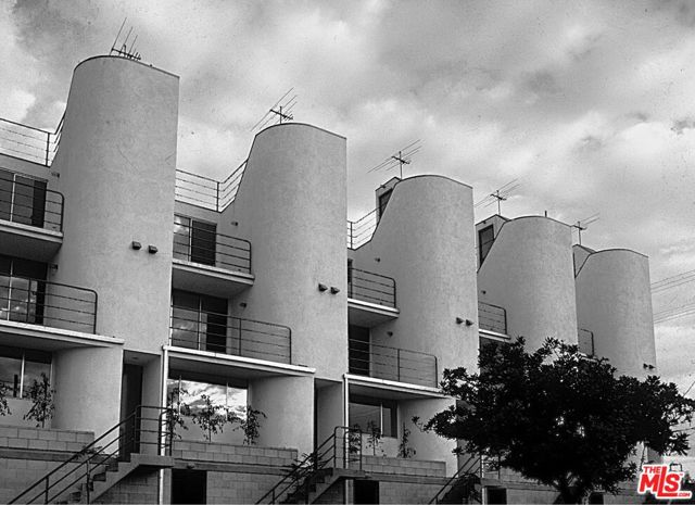 11699 Brookhaven Avenue, Los Angeles CA: https://media.crmls.org/mediaz/28579739-afe3-4e77-9c0e-846bc2252966.jpg