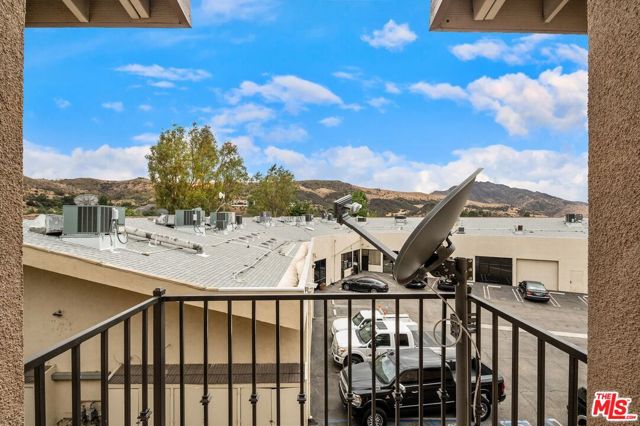 5241 Colodny Drive, Agoura Hills CA: https://media.crmls.org/mediaz/2857c77f-94b9-411d-9de2-6b65847f5476.jpg