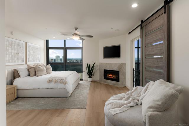 645 Front St, San Diego CA: https://media.crmls.org/mediaz/28586b91-1867-4d46-be5c-da9c67681e88.jpg