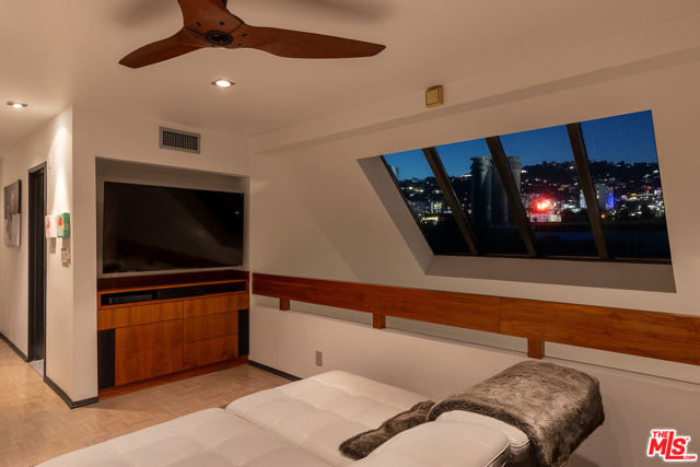851 N Kings Road, West Hollywood CA: https://media.crmls.org/mediaz/2858d234-982d-4266-99cb-4a92797f4b68.jpg