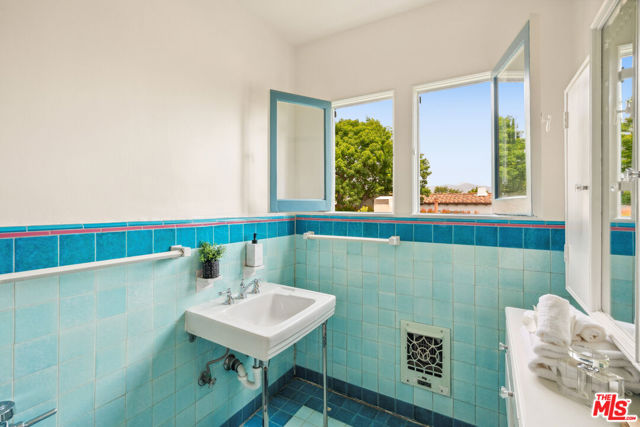 3716 Effingham Place, Los Angeles CA: https://media.crmls.org/mediaz/28598e86-bd53-477c-9f95-720260200d98.jpg