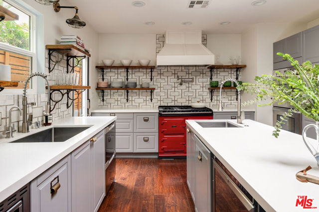 1774 Washington Way, Venice CA: https://media.crmls.org/mediaz/2859d687-27ab-47c3-9d8e-9a603eb08073.jpg