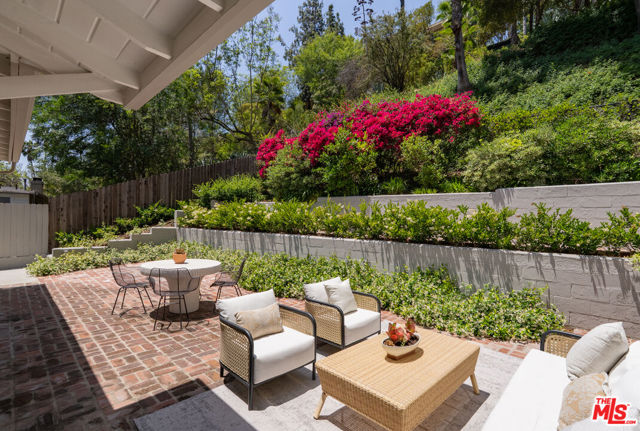5657 Valley Oak Drive, Los Angeles CA: https://media.crmls.org/mediaz/285a2c14-defa-4902-a18e-355c4f8f1614.jpg
