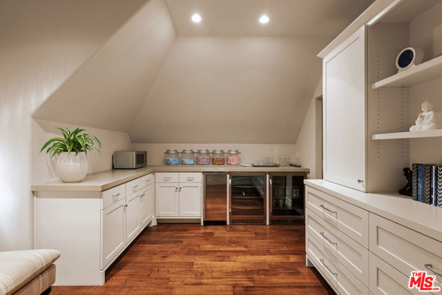 3901 Longridge Avenue, Sherman Oaks CA: https://media.crmls.org/mediaz/285b4161-07b2-46ff-9940-d8332bca9c27.jpg