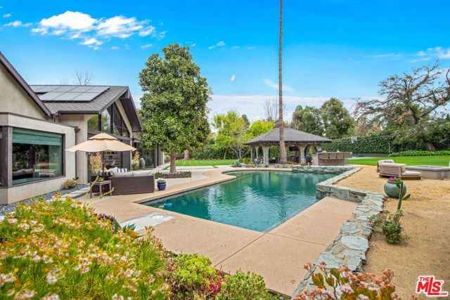 17352 Magnolia Boulevard, Encino CA: https://media.crmls.org/mediaz/285b9913-48c9-44cc-8520-842750dfe272.jpg