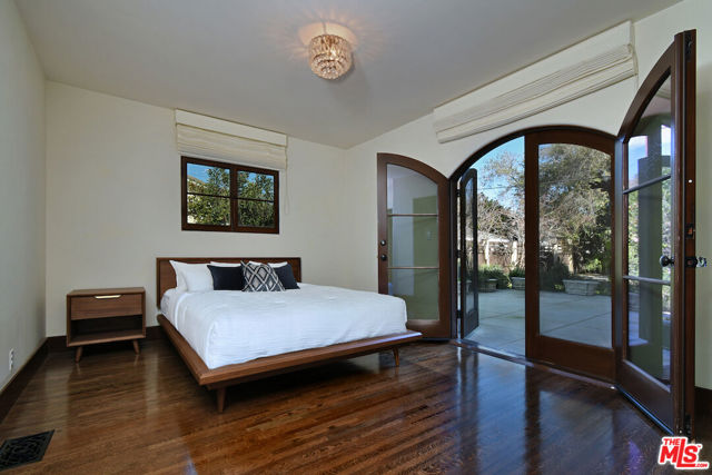 4352 Forman Avenue, Toluca Lake CA: https://media.crmls.org/mediaz/285c0b73-cc83-4d1c-ae99-bab52d50e759.jpg