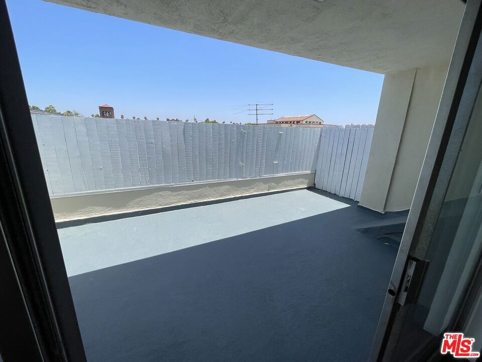 https://media.crmls.org/mediaz/285cb3b9-bd76-4a83-821c-797e13171da5.jpg?preset=X-Large