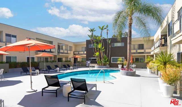 1233 N Laurel Avenue, West Hollywood CA: https://media.crmls.org/mediaz/285eeb85-8a9b-4568-a2b0-fcf698ff20ff.jpg