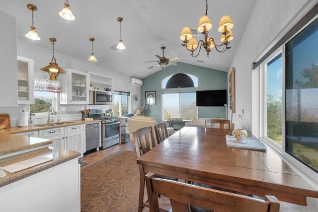 555 Manzanita Dr, Julian CA: https://media.crmls.org/mediaz/285f39e1-9a40-4905-97c1-4ade01f060a6.jpg