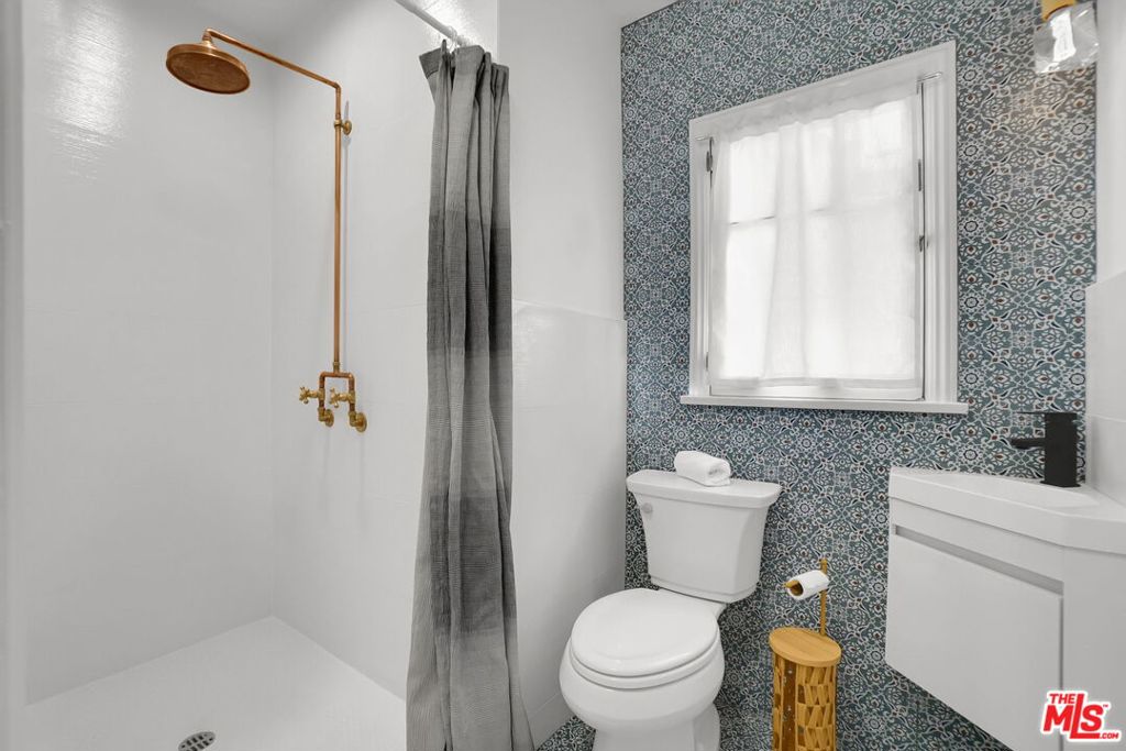 https://media.crmls.org/mediaz/285fe1e9-6442-45a5-8531-f7ecce467215.jpg?preset=X-Large