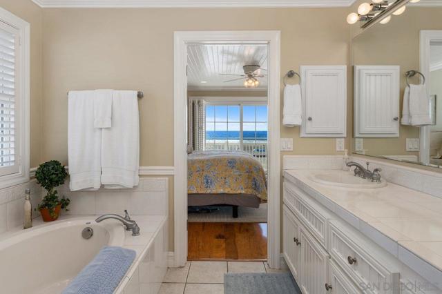 2740 Ocean Front Walk, San Diego CA: https://media.crmls.org/mediaz/28617cbb-e54e-4246-8ae4-1f7edf3387f9.jpg