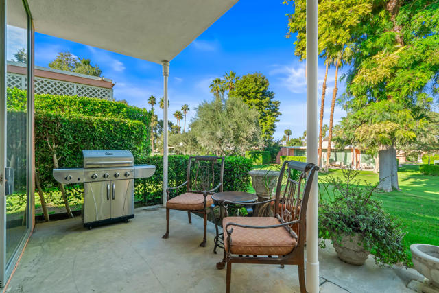 47444 Rabat Drive, Palm Desert CA: https://media.crmls.org/mediaz/2862332f-18ba-4d37-baee-793f402fded4.jpg