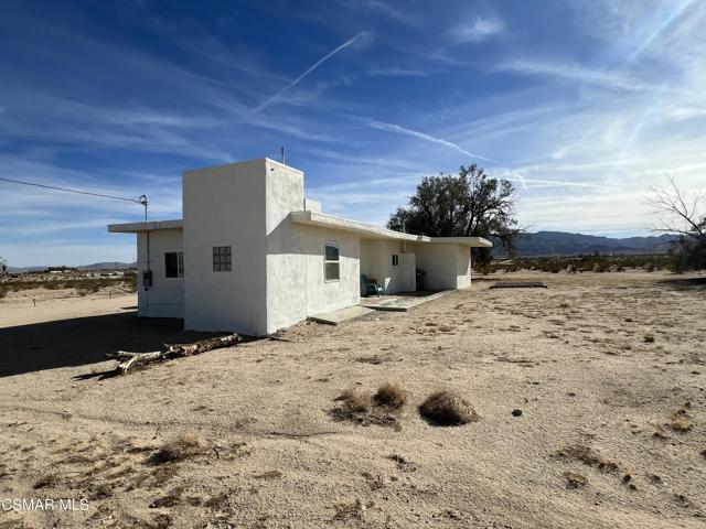 3904 Agua Avenue, 29 Palms CA: https://media.crmls.org/mediaz/286247c6-afc2-47f6-a84a-6b0f137d832f.jpg