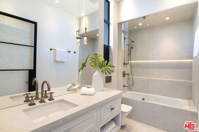 745 E Sunset Avenue, Venice CA: https://media.crmls.org/mediaz/28641aef-7fa7-4d8f-8725-e6850ff7f320.jpg