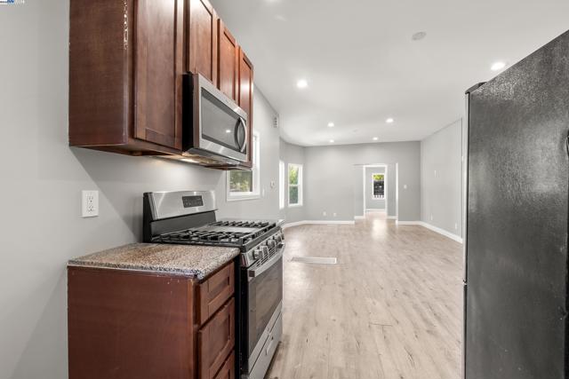 193 W Macarthur Blvd, Oakland CA: https://media.crmls.org/mediaz/28644d49-b103-42cd-a031-fc19125de52f.jpg