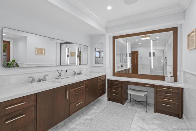 6404 La Jolla Scenic Drive S, La Jolla CA: https://media.crmls.org/mediaz/28646b54-f759-43db-9d4e-f84fd4f6cb77.jpg