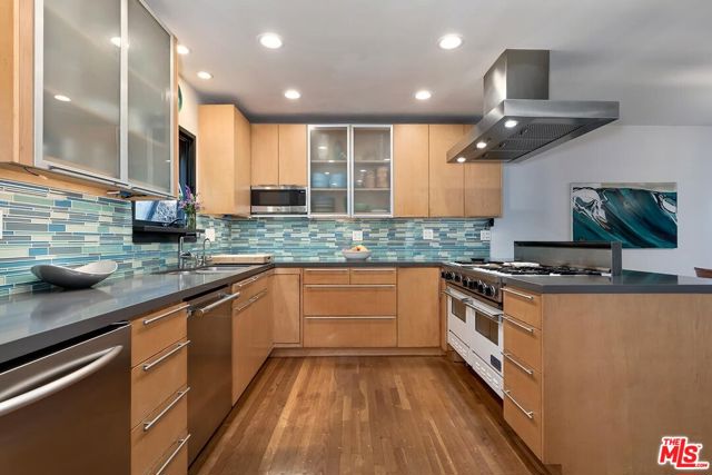 832 Superba Avenue, Venice CA: https://media.crmls.org/mediaz/2864ed35-907a-4611-a76f-e39348293977.jpg