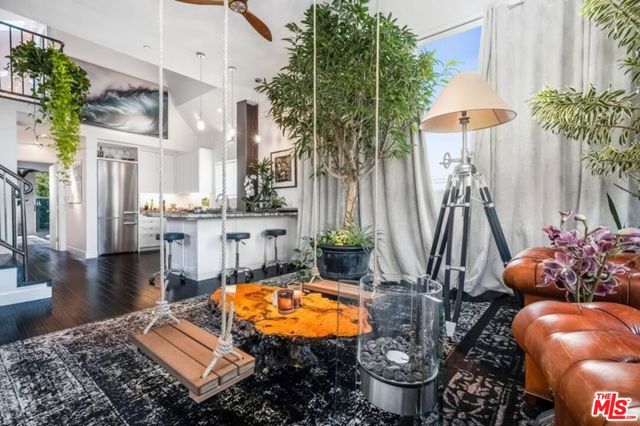 2515 Lincoln Boulevard, Venice CA: https://media.crmls.org/mediaz/2864fd14-d0a5-4fb6-9bc8-c0a790d66ae8.jpg