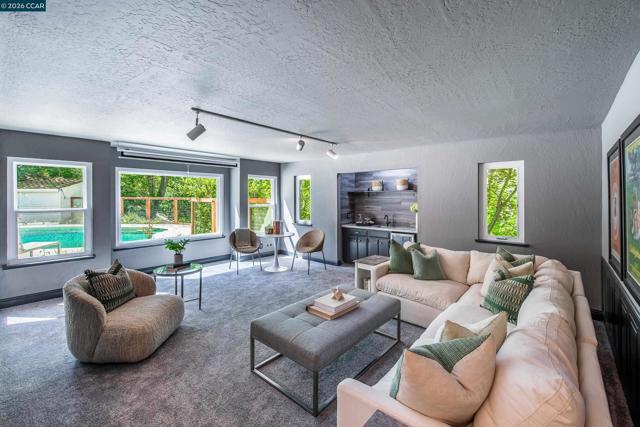 Image 32 of 52 For 1006 Howard Hills Rd