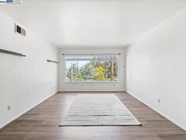 56 Edgewood Ct, Daly City CA: https://media.crmls.org/mediaz/2865b8b0-9a7a-4d35-8088-4ef1ea1f4fad.jpg