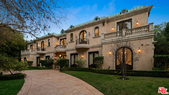1021 N Crescent Drive, Beverly Hills CA: https://media.crmls.org/mediaz/2866cc03-6911-4158-9fdc-1c41b08090c7.jpg