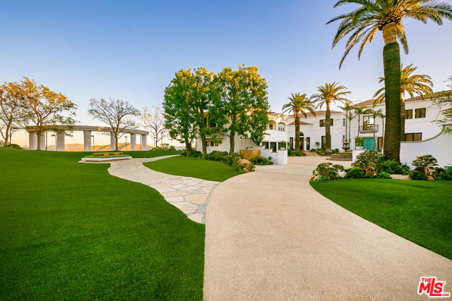 10502 Yellow Hill Road, Malibu CA: https://media.crmls.org/mediaz/2866ebdd-0766-400a-97dc-cd4591fe0e3e.jpg