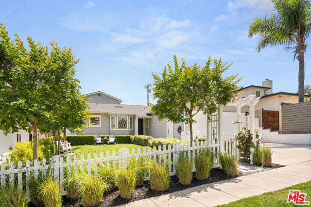 7322 W 91st Street, Los Angeles CA: https://media.crmls.org/mediaz/2866fbaa-a7bc-407b-8e6e-f5707c111d68.jpg