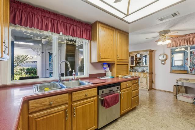 Detail Gallery Image 16 of 58 For 1637 Oak Hill, Escondido,  CA 92027 - 3 Beds | 2 Baths