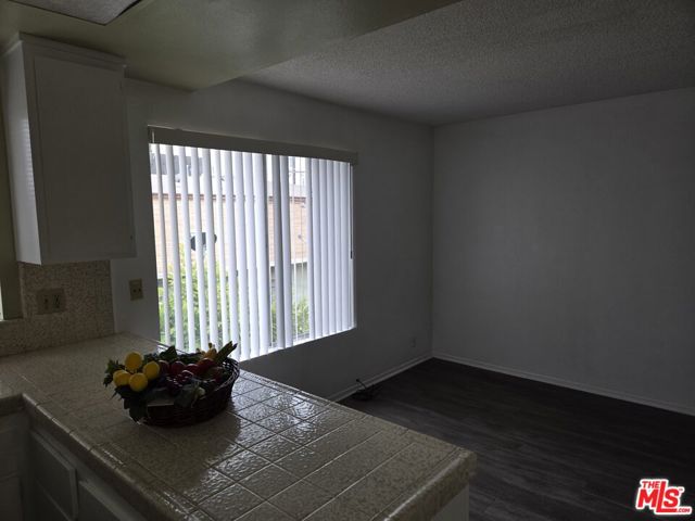 1233 Tamarind Avenue, Los Angeles CA: https://media.crmls.org/mediaz/28680956-66ec-4b2d-9e15-b7e85dfc991e.jpg