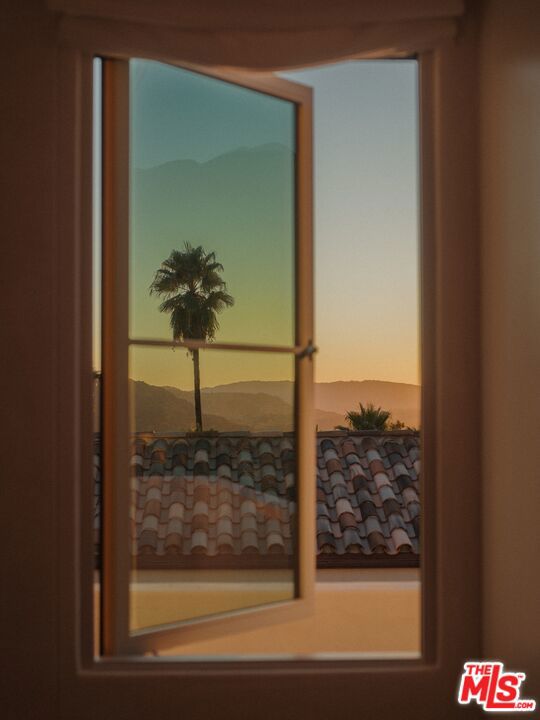 https://media.crmls.org/mediaz/28687f16-6ec8-4230-bcde-5d8aeb72f156.jpg?preset=X-Large
