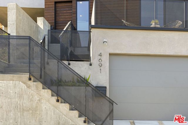 4691 Glenalbyn Drive, Los Angeles CA: https://media.crmls.org/mediaz/286891d7-59ac-4b18-a249-517f1cb698f3.jpg