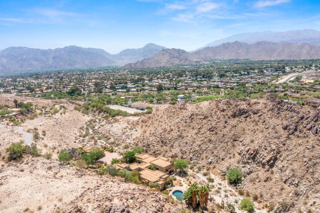 72275 Upper W Way, Palm Desert CA: https://media.crmls.org/mediaz/2869f467-260b-47ae-a9fc-d9405eb3e595.jpg