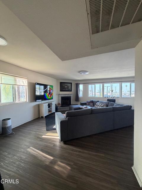 Detail Gallery Image 4 of 12 For 804 N Kenilworth Ave, Glendale,  CA 91203 - 3 Beds | 3 Baths