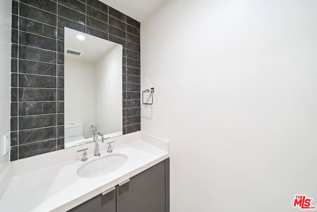 1226 S Bedford Street, Los Angeles CA: https://media.crmls.org/mediaz/286dadc9-828e-43a3-a3b6-fcecb7429d58.jpg