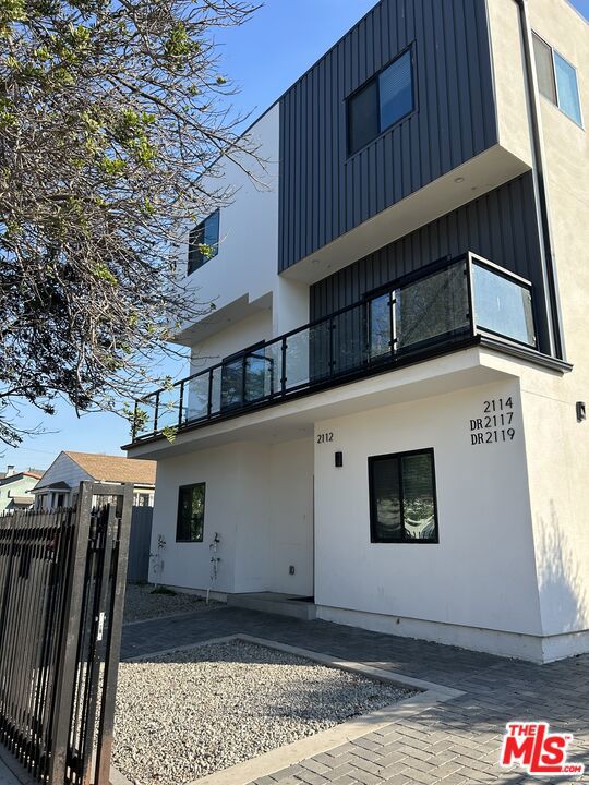 2112 S Highland Avenue, Los Angeles CA: https://media.crmls.org/mediaz/286db1c6-5351-425c-b279-d26f272e4c0e.jpg