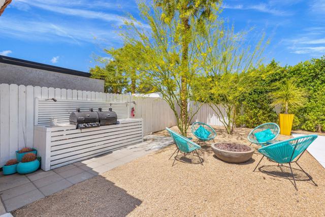 1862 N Nogales Way, Palm Springs CA: https://media.crmls.org/mediaz/286df21f-8c49-455f-97ba-48d3b7572c6c.jpg
