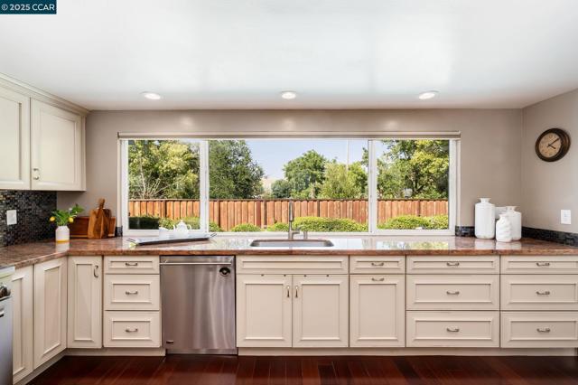 169 Larkwood Cir, Danville CA: https://media.crmls.org/mediaz/286ea065-5690-45c0-9e12-c50d4e6edf3d.jpg