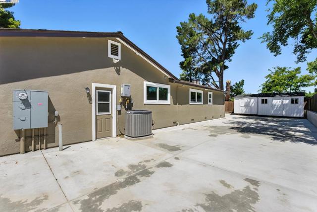 5701 Lewis Way, Concord CA: https://media.crmls.org/mediaz/28703986-9880-40fd-941b-cf83273fad86.jpg