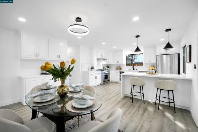 27 Briarwood Ct, Brentwood CA: https://media.crmls.org/mediaz/28707319-4d0e-42f9-9f60-159aefe5691c.jpg