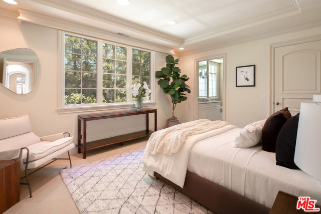 1154 Summit Drive, Beverly Hills CA: https://media.crmls.org/mediaz/2871183d-d63d-4bed-bd51-24d3c313c989.jpg