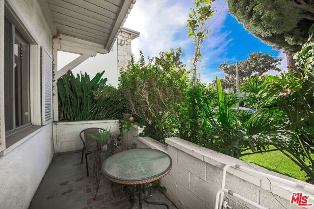 224 S Gale Drive, Beverly Hills CA: https://media.crmls.org/mediaz/287132f4-def6-4b24-b336-38a9b713aa4a.jpg