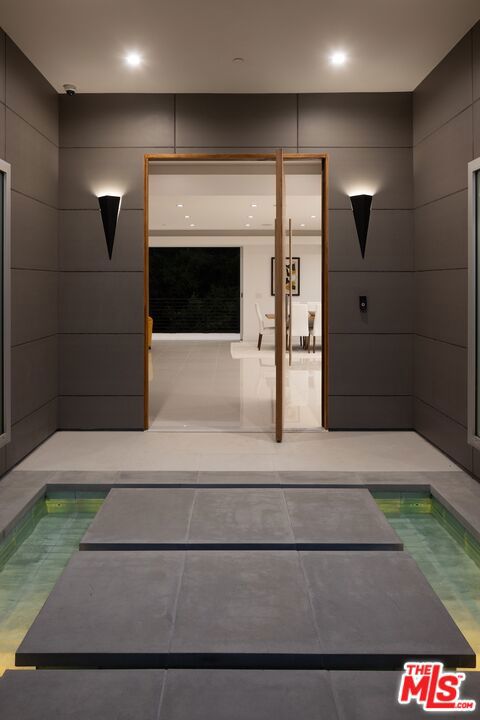 1124 Summit Drive, Beverly Hills CA: https://media.crmls.org/mediaz/28713bad-91cd-429d-b821-eadb10e3e38e.jpg